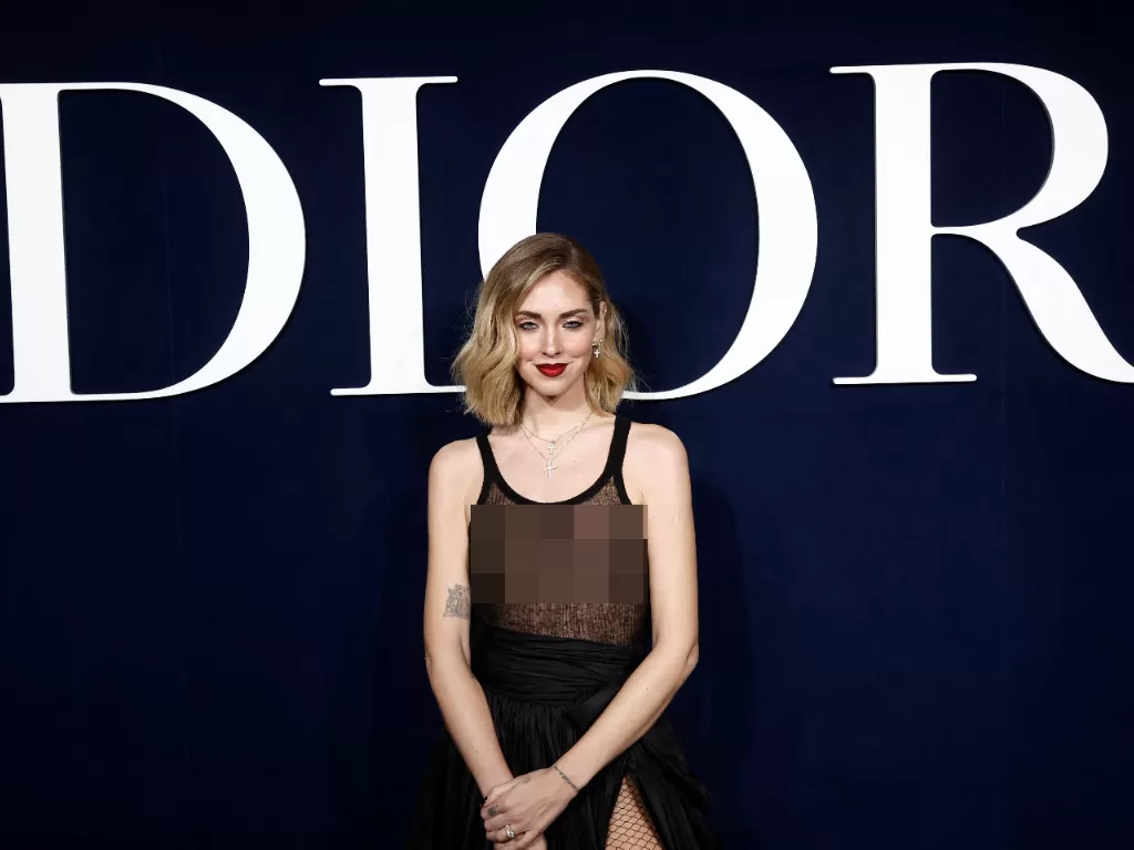 Model Italia Chiara Ferragni pakai gaun transparan Dior di Paris Fashion Week 2023. (REUTERS/Benoit Tessier)