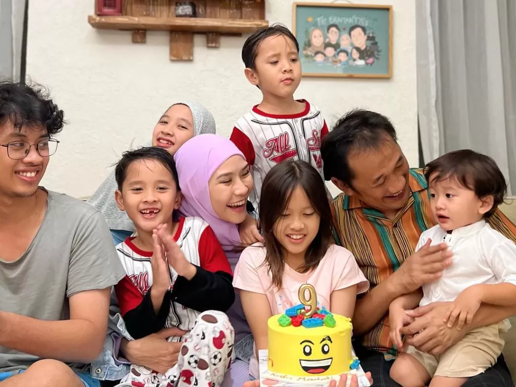 Momen kebersamaan Zaskia Adya Mecca bersama suami Hanung Bramantyo dan anak-anaknya. (Instagram/zaskiadyamecca)