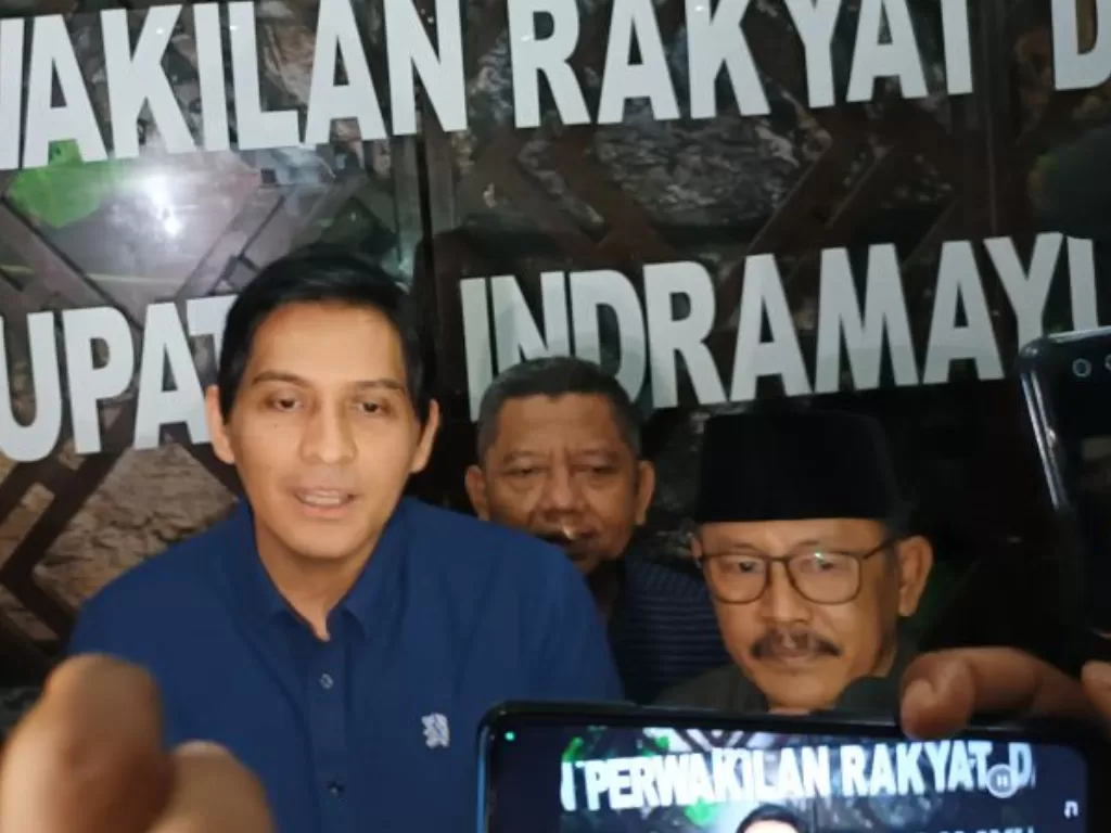 Ketua DPRD Kabupaten Indramayu Saefudin (kanan) bersama Wakil Bupati Indramayu Lucky Hakim (kiri) memberi keterangan kepada media di Indramayu, Selasa (28/2/2023). (Antara/Khaerul Izan)