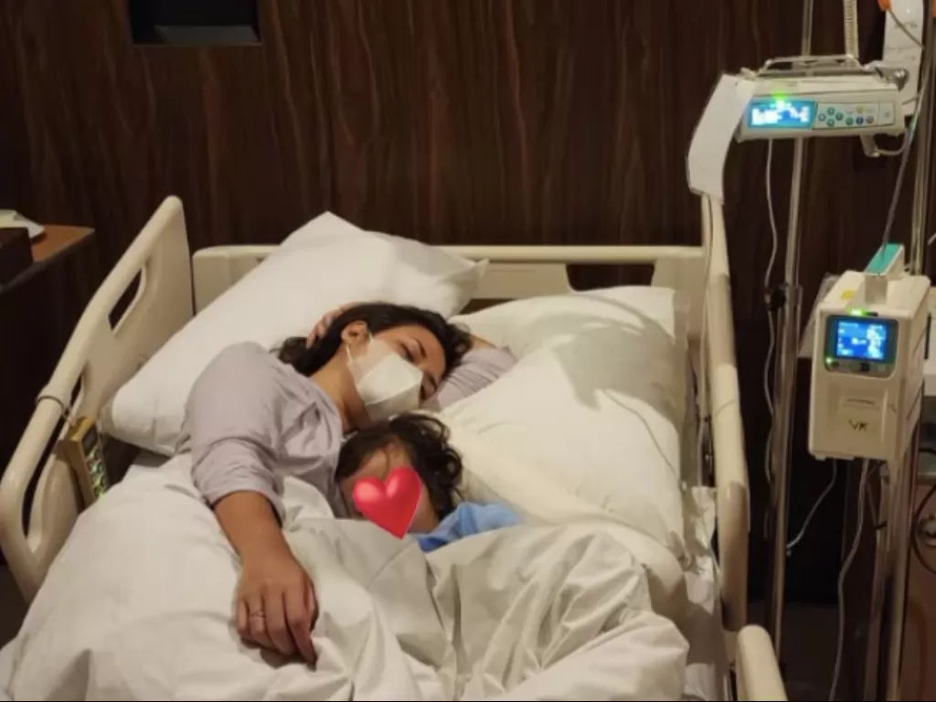 Momen penyanyi Raisa tengah menjaga anaknya Zalina yang sempat sakit. (Instagram/raisa6690)
