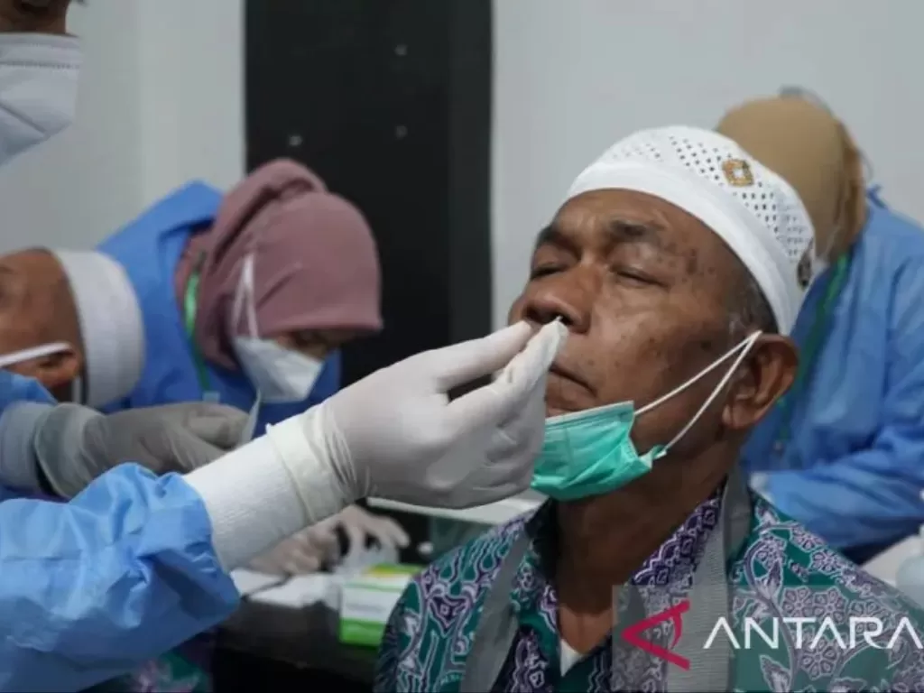 Jamaah haji kloter satu mengikuti tes usap (swab) antigen untuk mendeteksi COVID-19 setiba di Asrama Haji Aceh (ANTARA/Khalis Surry)