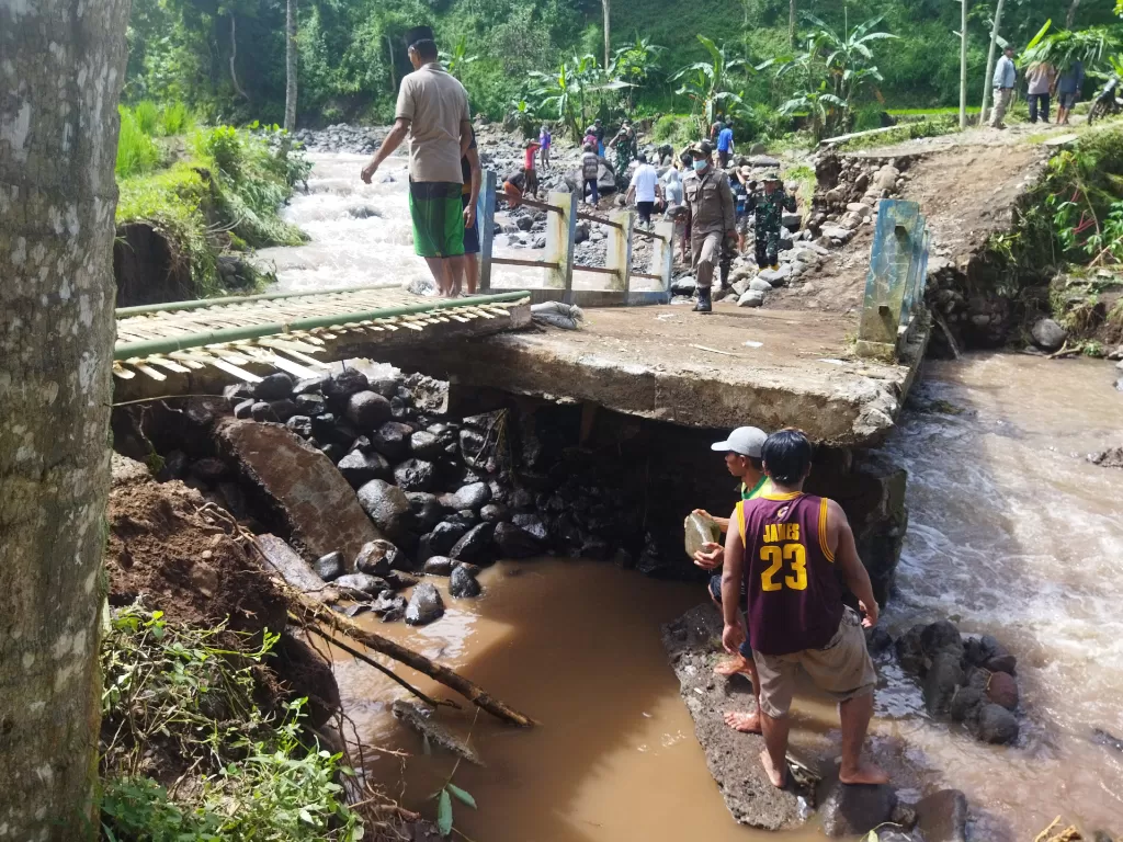 Sebuah jembatan penghubung antar desa di Kecamatan Pakuniran, Kabupaten Probolinggo (Z Creators/Zulkifli)