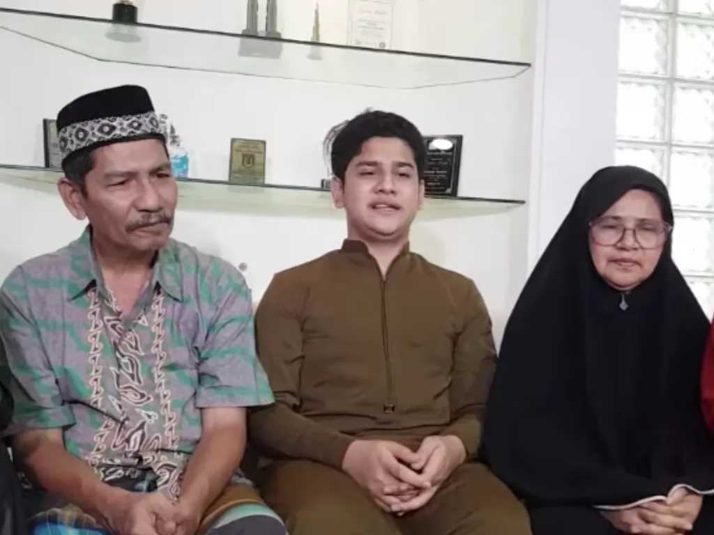 Momen Syakir Daulay bertemu ayah, dan ibundanya. (Tangkapan layar YouTube/Cumicumi)