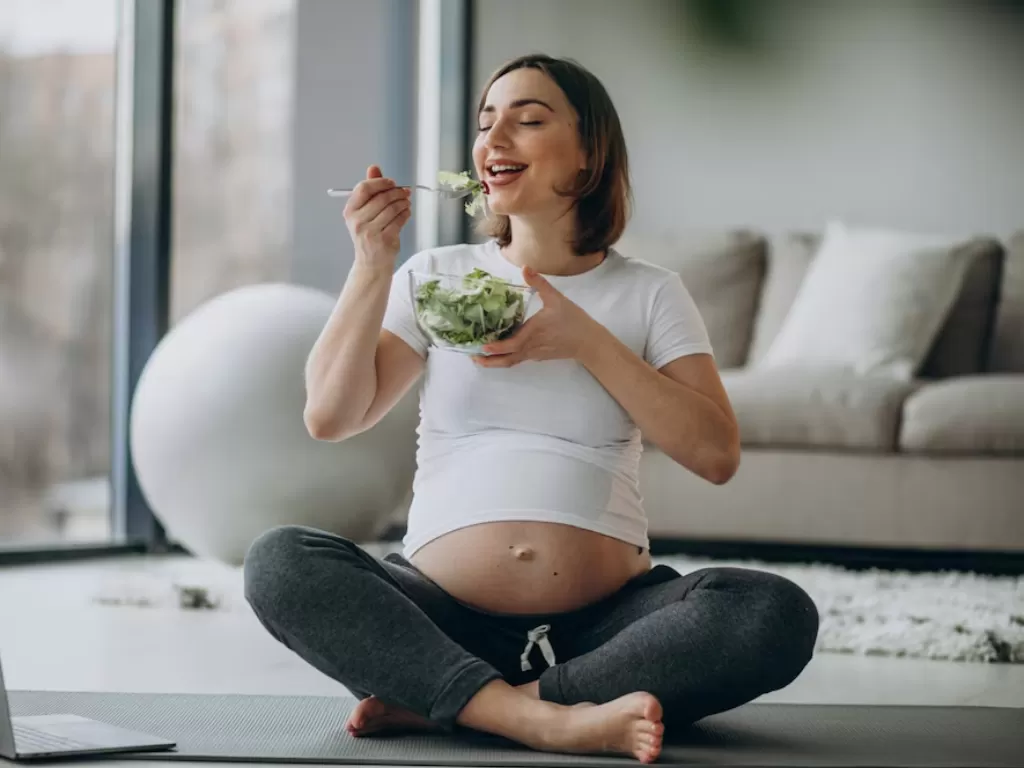 Ilustrasi ibu hamil konsumsi makanan bergizi (Freepik/senivpetro)
