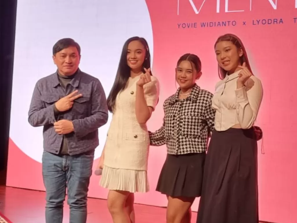 Konferensi pers peluncuran remake 'Menyesal' antara Yovie Widianto x Lyodra x Ziva x Tiara Andini di kawasan Setiabudi, Jakarta Selatan, Kamis (2/3/2023). (Indozone/Arvi Resvanty)