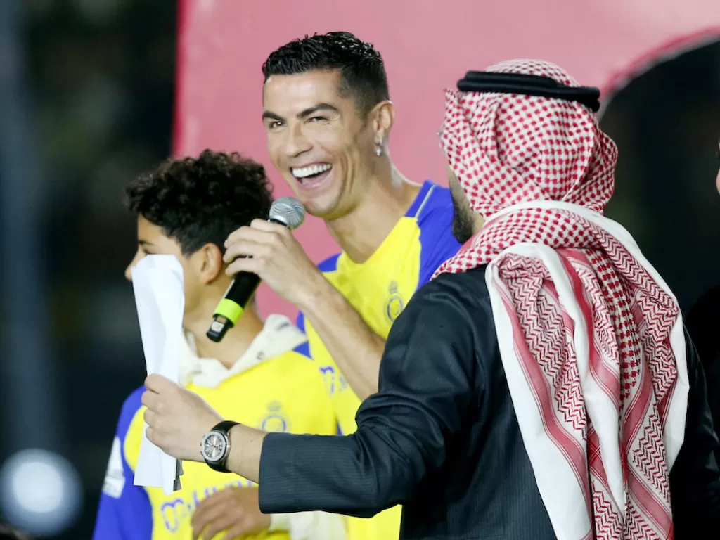 Cristiano Ronaldo saat diperkenalkan sebagai pemain Al Nassr (REUTERS/Ahmed Yosri)