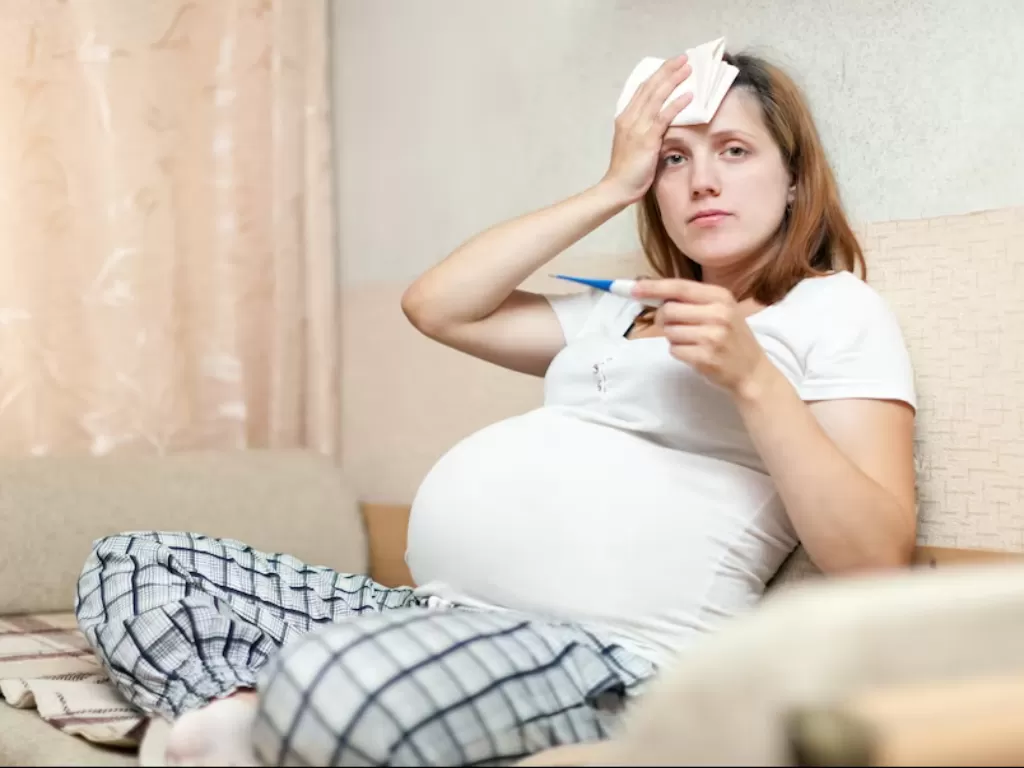 Ilustrasi wanita hamil kena flu (Freepik/bearfotos)
