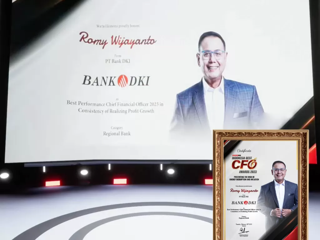 Direktur Keuangan & Strategi Bank DKI, Romy Wijayanto Terima Penghargaan (Dok. Bank DKI)