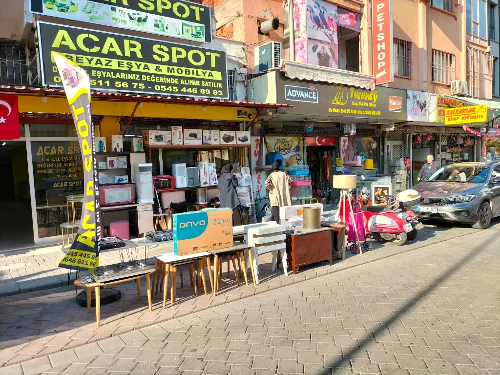 Pusat barang bekas dan reject di Kota Denizli, Turki. (Z Creators/Elisa Oktaviana)