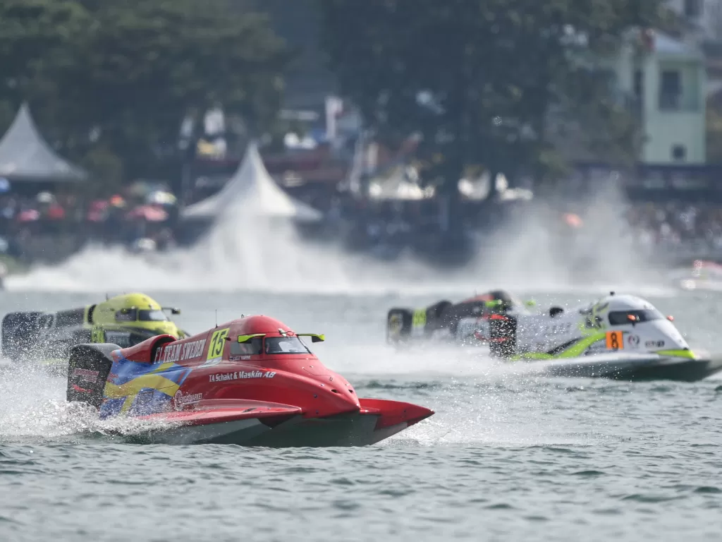 Sejumlah pembalap memacu kecepatannya saat pemanasan kualifikasi putaran pertama Kejuaraan Dunia Perahu Motor F1 Powerboat (F1H2O) 2023 di Danau Toba, Balige, Sumatra Utara. (ANTARA FOTO/M Risyal Hidayat)