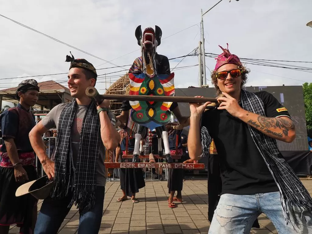Pembalap dari WSBK dari tim Motocorsa menjajal karnaval budaya Lombok. (Instagram/@m.motocorsa)