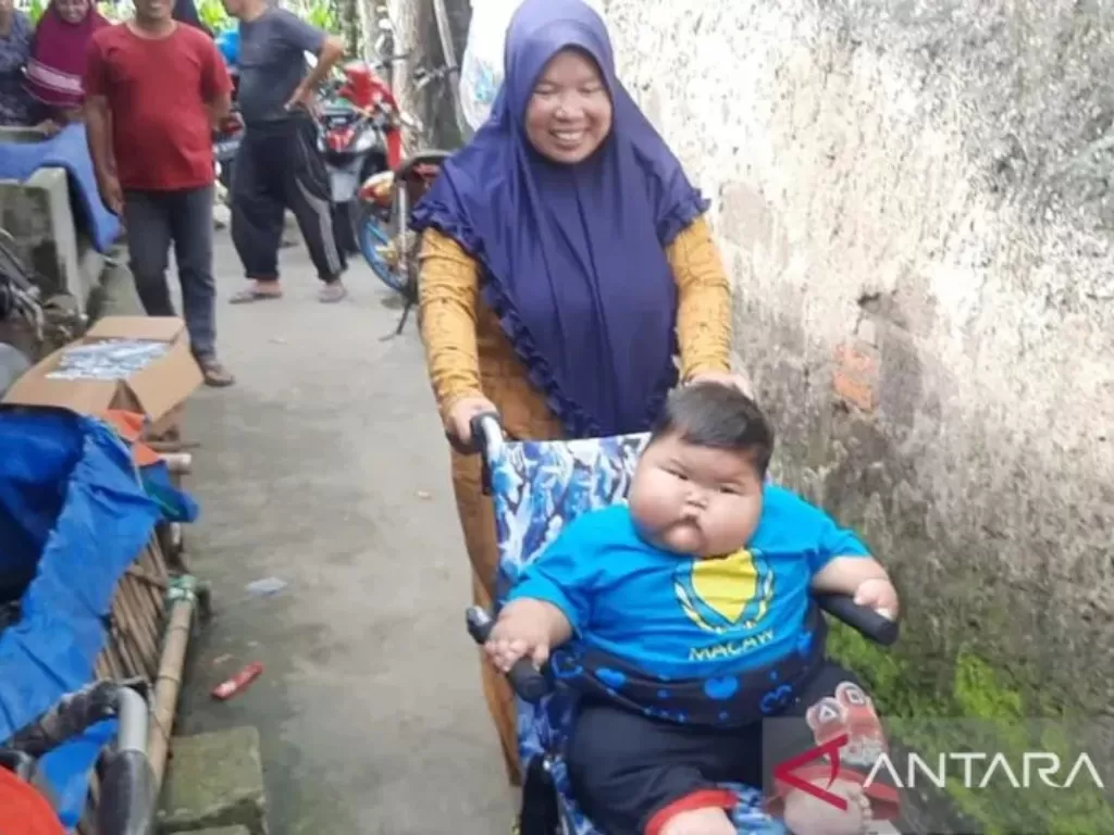 Ibunda Muhammad Kenzi Alfaro (16 bulan) Pitriah mengajak anaknya bermain (ANTARA/Pradita Kurniawan Syah)