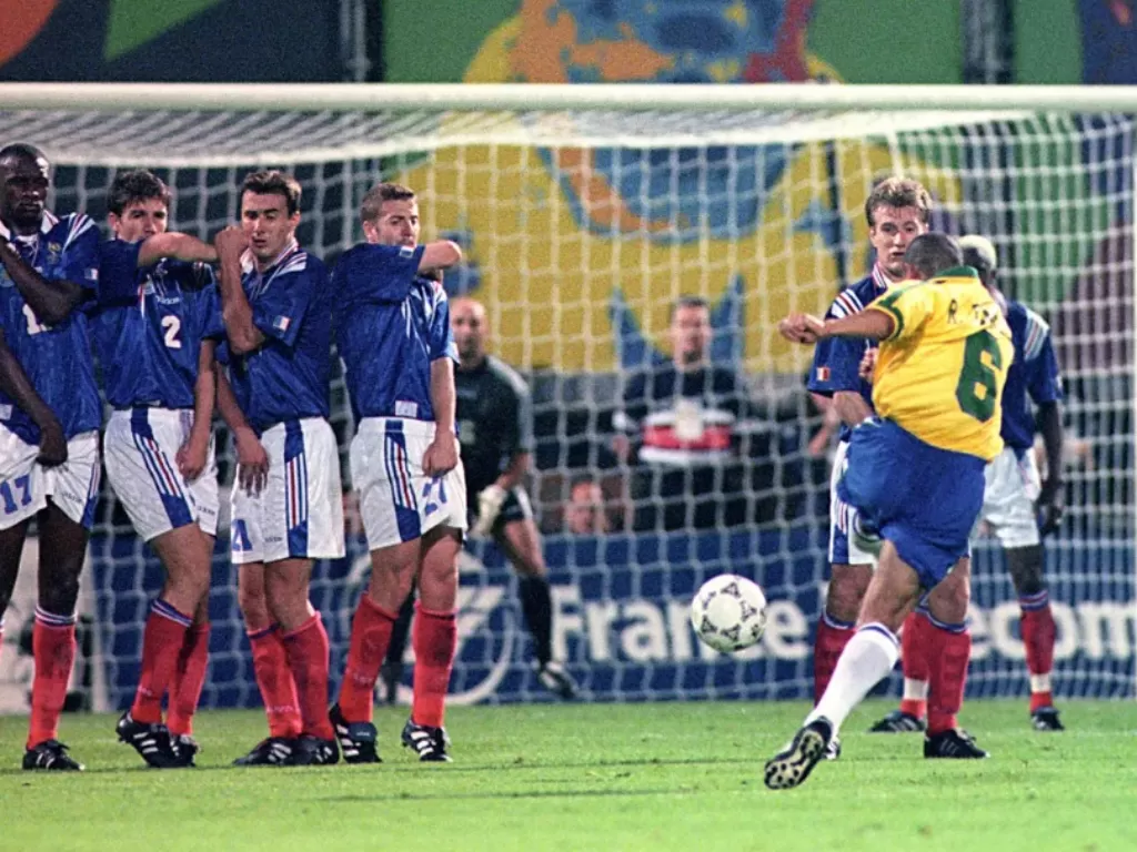 Roberto Carlos kala mencetak gol indah di Final Piala Konfederasi melawan Prancis pada 1997. (REUTERS)