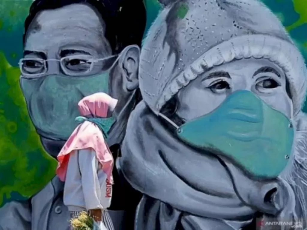 Ilustrasi warga pakai masker melewati mural. (Antara)