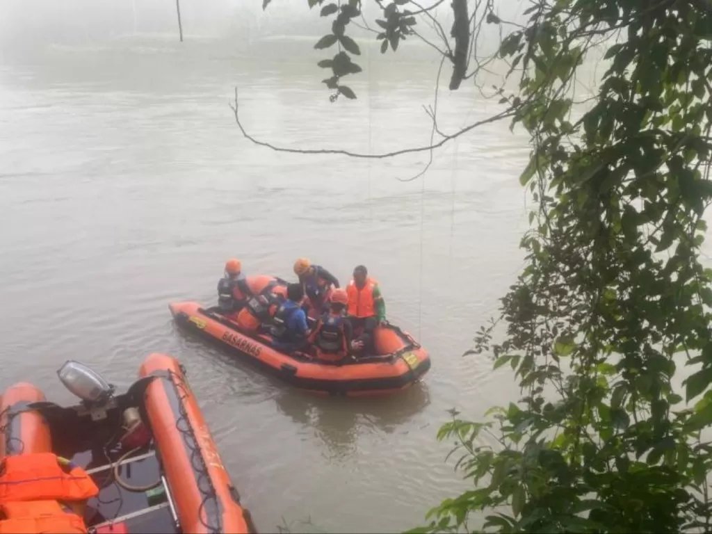 Tim SAR saat mencari korban yang tenggelam di Sungai, Batanghari, Jambi, Kamis, (2/3/23).(ANTARA/HO/Basarnas Jambi)
