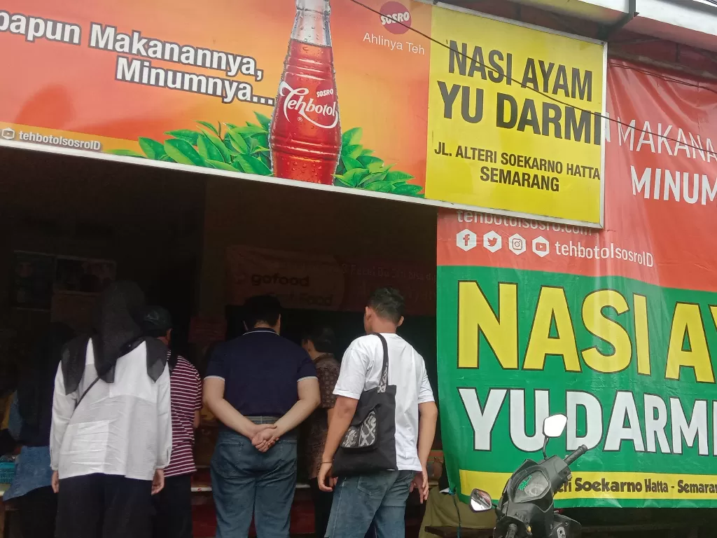 Suasana dari luar Nasi Pecel Bu Siti dan Nasi Ayam Yu Darmi di Semarang. (Z Creators/Neni Virginia)