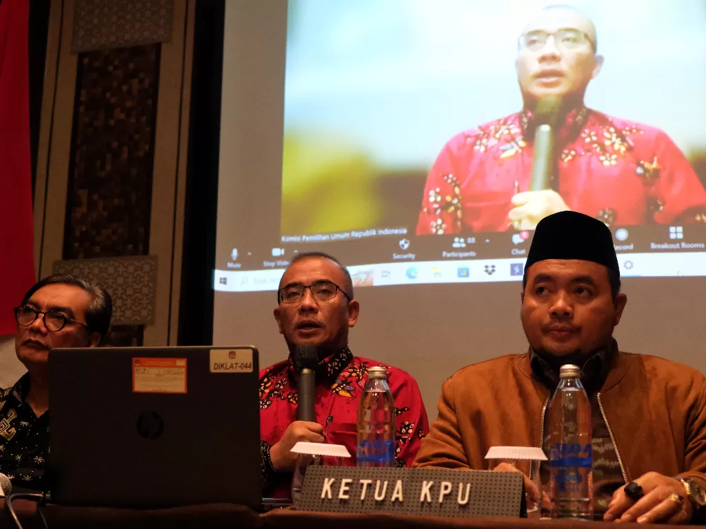 Ketua KPU RI Hasyim Asy'ari (tengah) menyampaikan paparan saat konferensi pers terkait putusan Pengadilan Negeri Jakarta Pusat (PN Jakpus). (ANTARA FOTO/Nyoman Hendra Wibowo)