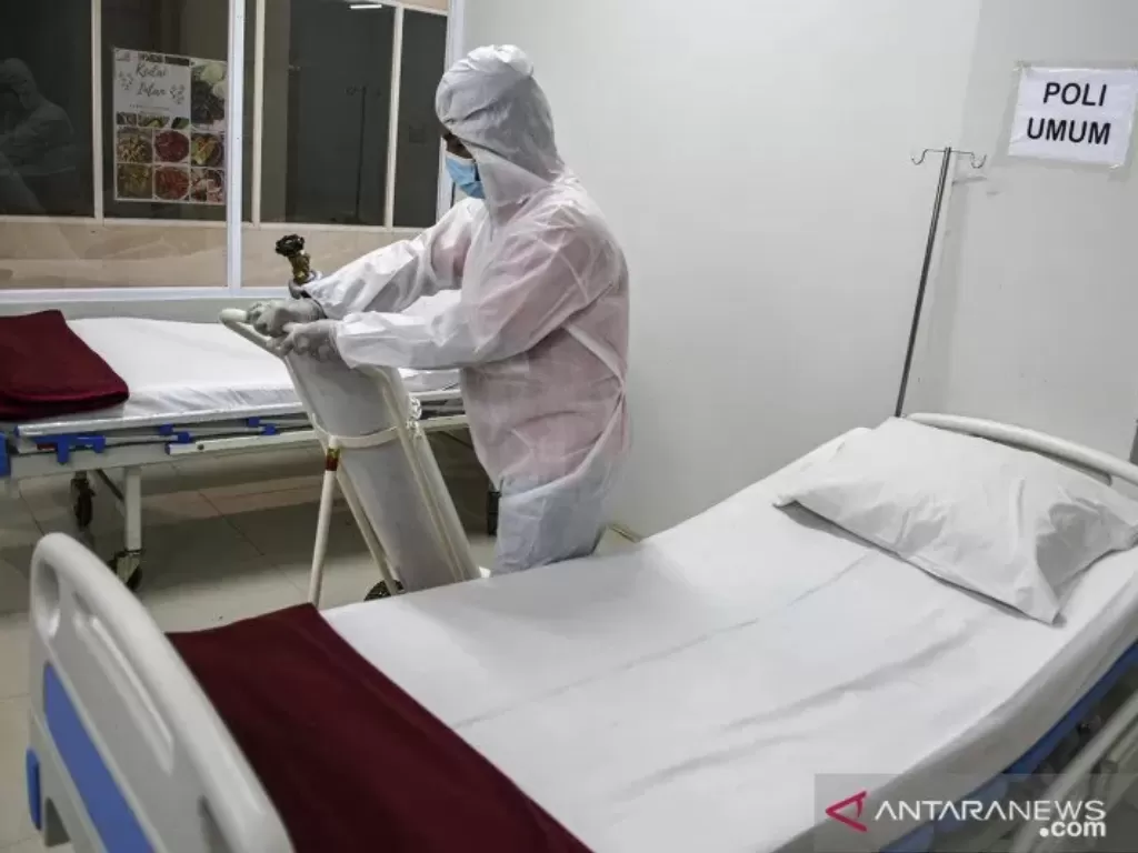 Petugas mendorong tabung oksigen saat menyiapkan ruangan perawatan pada Tower 8 Rumah Sakit Darurat COVID-19 (RSDC) Wisma Atlet Pademangan (ANTARA FOTO/M Risyal Hidayat)