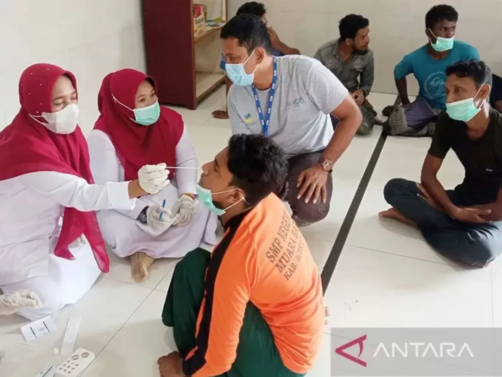 Petugas medis memeriksa kesehatan imigran etnis Rohingya di lokasi penampungan sementara di Aceh (ANTARA/Dedy Syahputra)