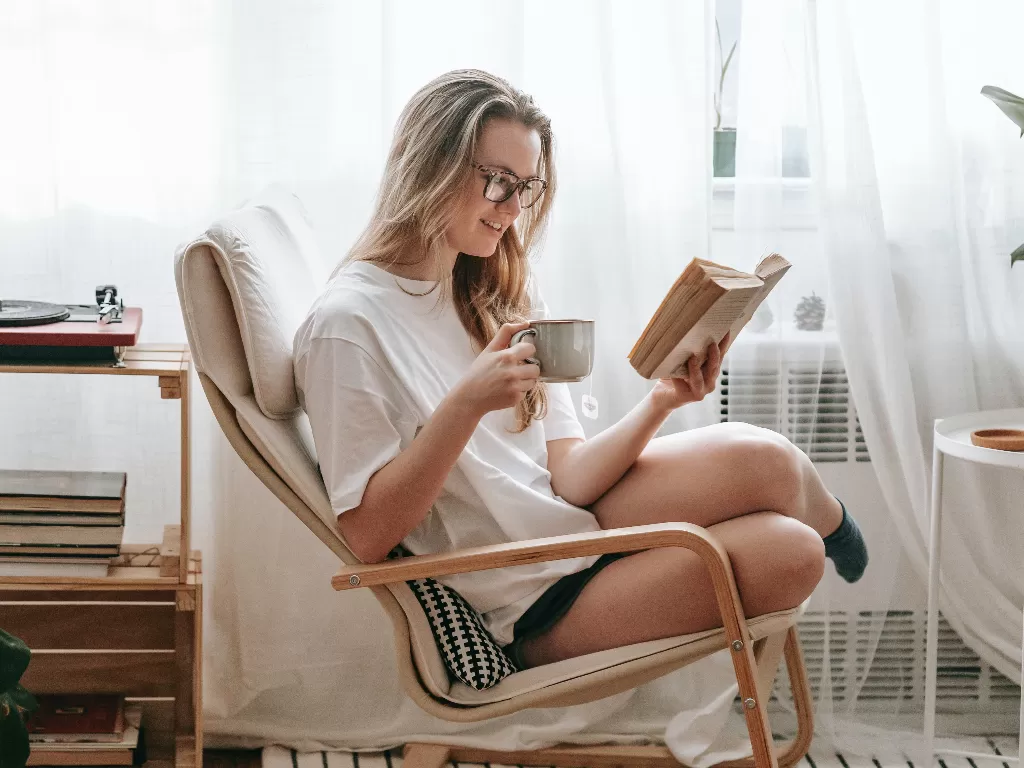 Ilustrasi perempuan membaca buku (Pexels/George Milton)