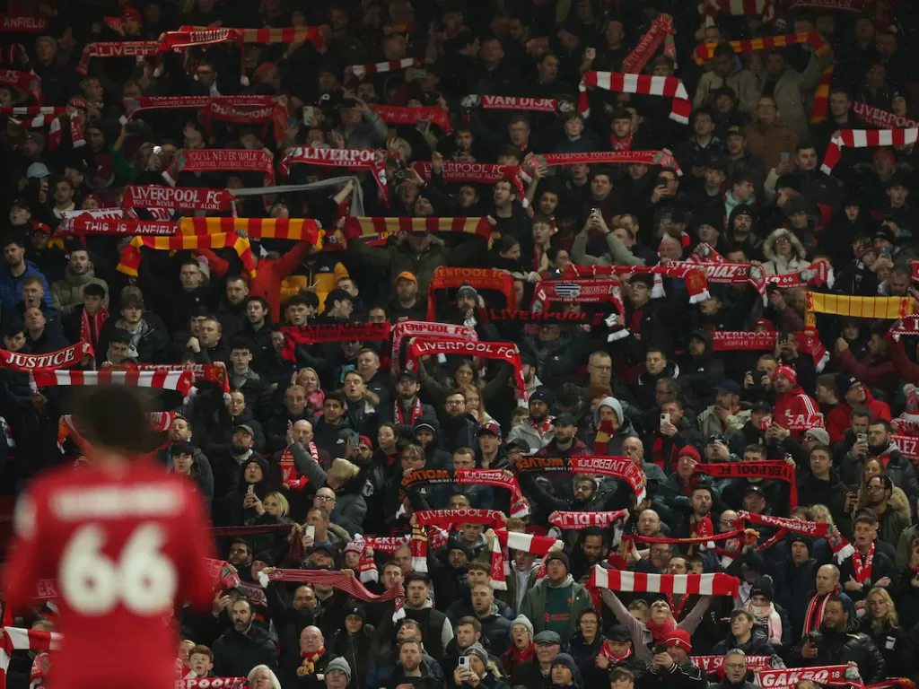 Fans Liverpool memadati Anfield Stadium (REUTERS/Phil Noble)