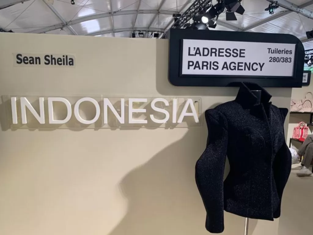 Produk Indonesia di Paris Fashion Week Showroom Summer/Spring (S/S) 2023. (ANTARA/ HO Biro Humas Kementerian Perdagangan)