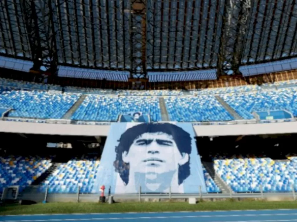 panduk bergambar Diego Maradona terlihat di tribun kandang Napoli sebelum pertandingan (REUTERS/Ciro De Luca)