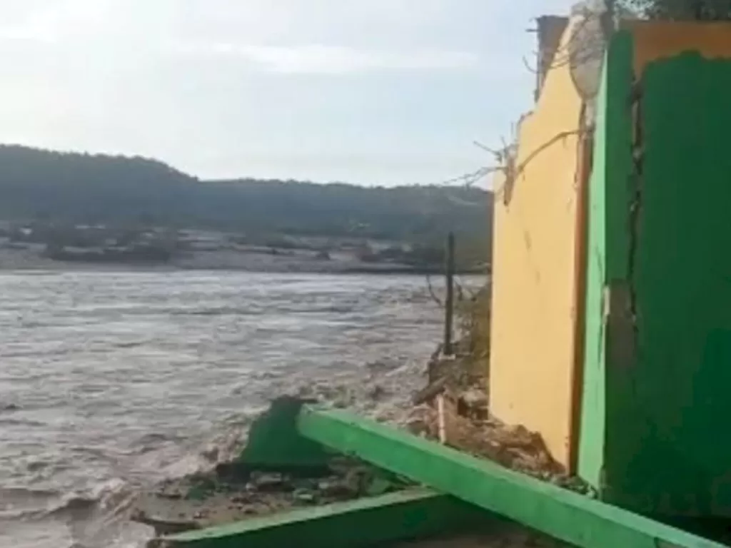 Banjir akibat luapan air Sungai Noebesi Molo menyebabkan kerusakan rumah warga di Desa Tuapanaf, Kecamatan Takari, Kabupaten Kupang, Provinsi Nusa Tenggara Timur, Sabtu (4/3/2023). (ANTARA/HO-BPBD Kabupaten Kupang)