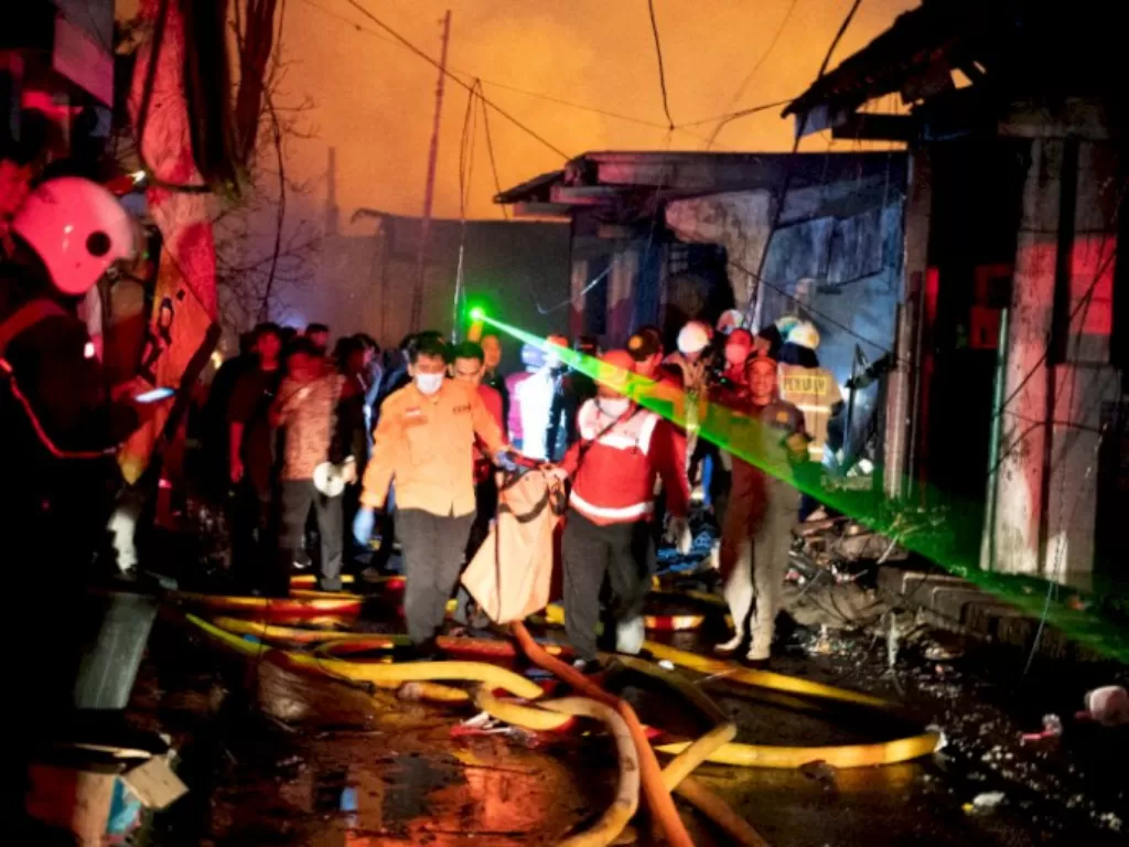 Petugas mengevakuasi jenazah korban kebakaran Depo Pertamina Plumpang di kawasan Jalan Koramil, Rawa Badak Selatan, Koja, Jakarta Utara, Jumat (3/3/2023). (ANTARA/M Risyal Hidayat)