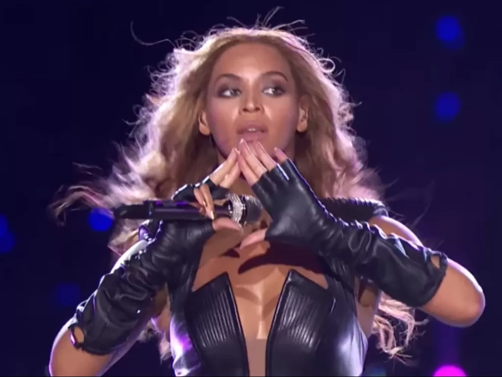 Beyonce melakukan tangan segitiga illuminati. (Youtube/TheVideoSelection).