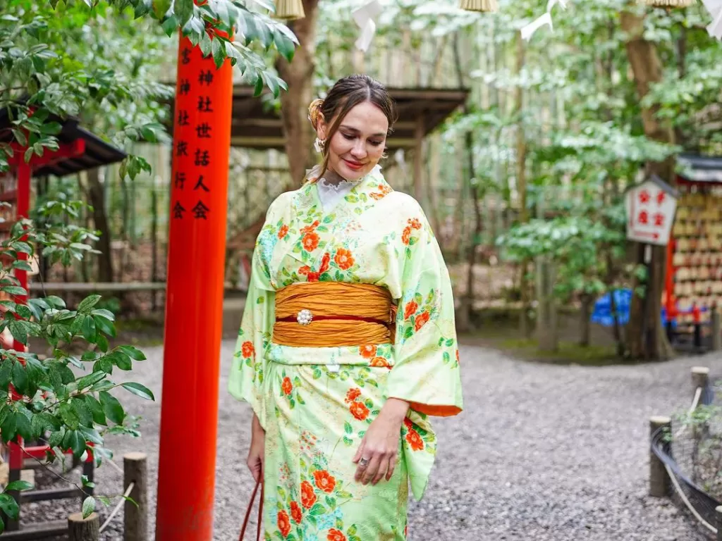 Potret Luna Maya Pakai Kimono (Instagram/@lunamaya)