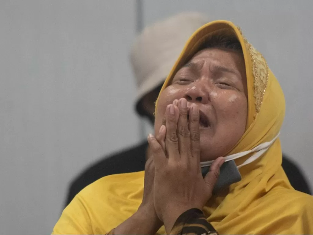 Seorang anggota keluarga menangis saat menunggu korban selamat kebakaran Depo Pertamina Plumpang di RSUD Koja. (ANTARA FOTO/ Wahyu Putro A)