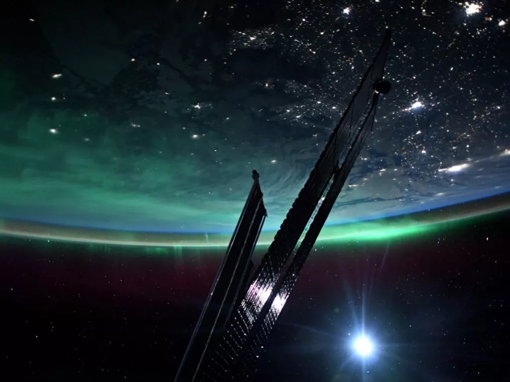 Penampakan aurora berwana hijau yang diabadikan astronot NASA dari luar angkasa. (Twitter/astro_josh)