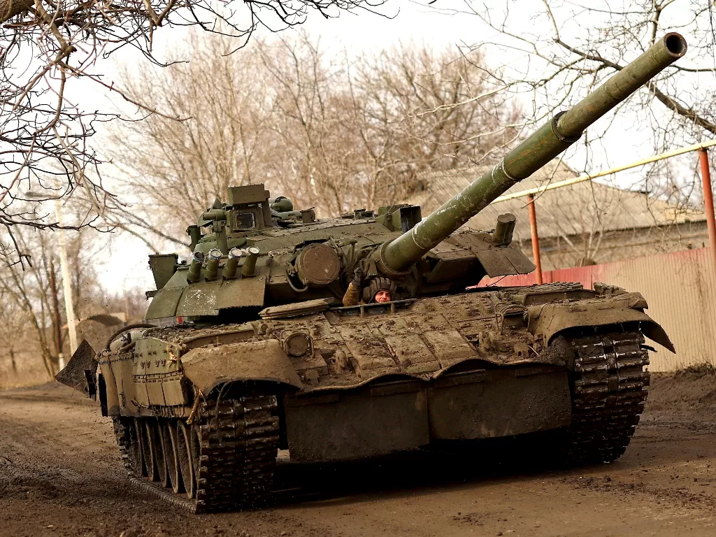 Tank Ukraina menuju kota garis depan Bakhmut di tengah serangan Rusia terhadap Ukraina, di Chasiv Yar, wilayah Donetsk, Ukraina 2 Maret 2023. (REUTERS/Lisi Niesner)