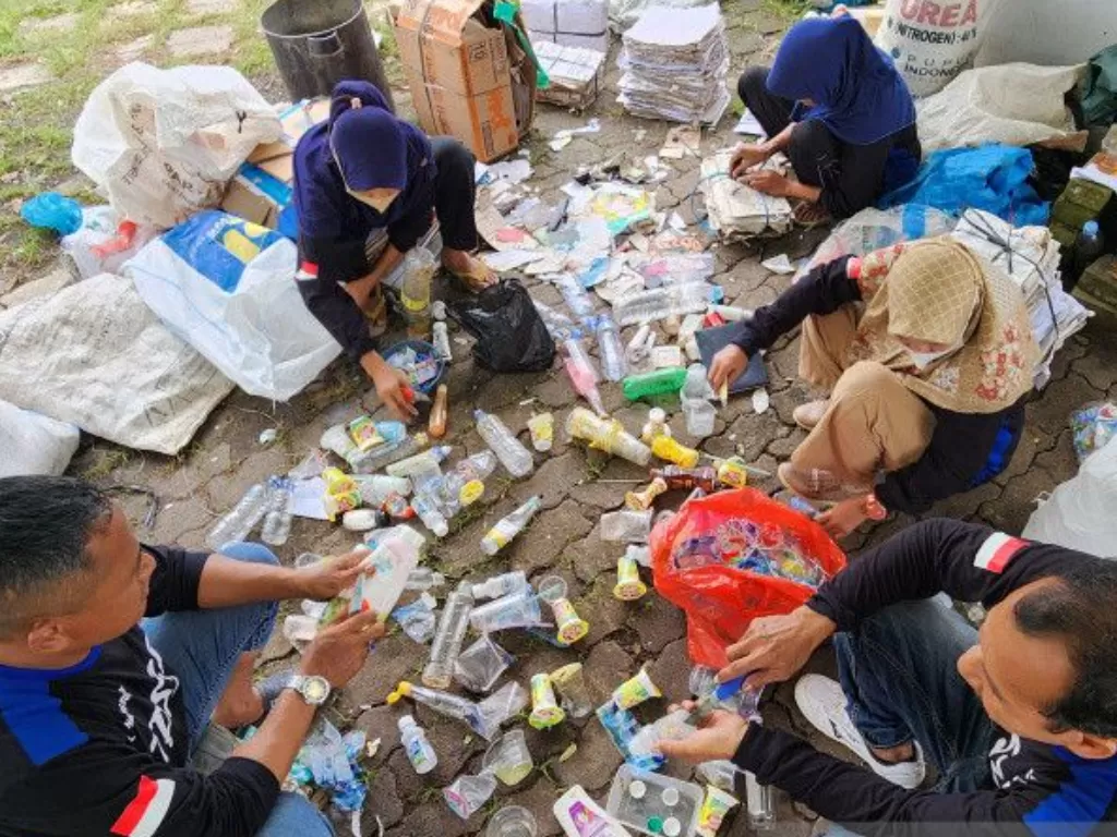 Pengurus TPS3R Kampung Pilah Sampah Mangkang Kulon sedang memilah sampah plastik yang terkumpul dari warga di sekitar wilayah di pesisir Utara Kota Semarang tersebut, belum lama ini. (ANTARA/ I.C.Senjaya)