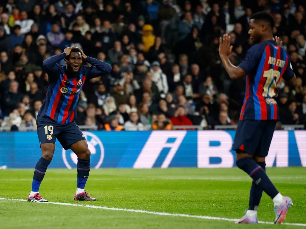 Barcelona Franck Kessie dan Ansu Fati bereaksi setelah melewatkan peluang (REUTERS/Juan Medina)