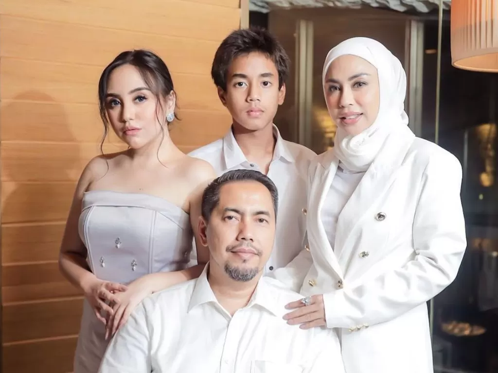 Pengacara Sunan Kalijaga foto bersama istri Heidy Sunan dan kedua anaknya. (Instagram/salmafinasunan)