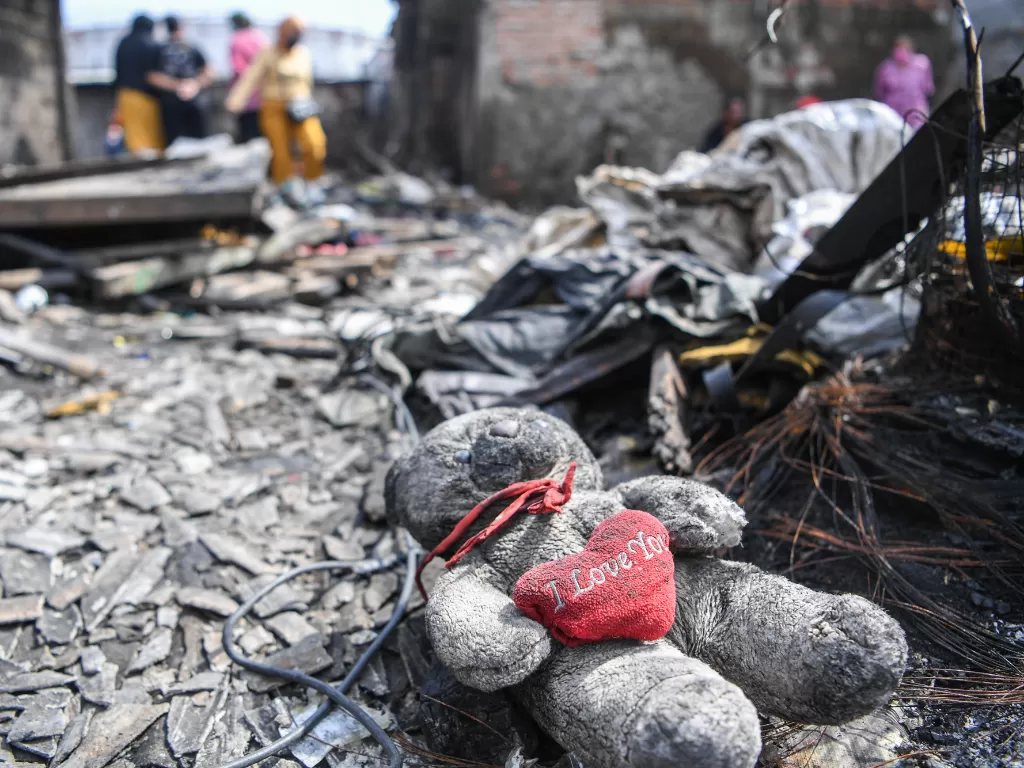 Boneka milik warga di lokasi terdampak kebakaran Depo Pertamina Plumpang. (ANTARA FOTO/M Risyal Hidayat)