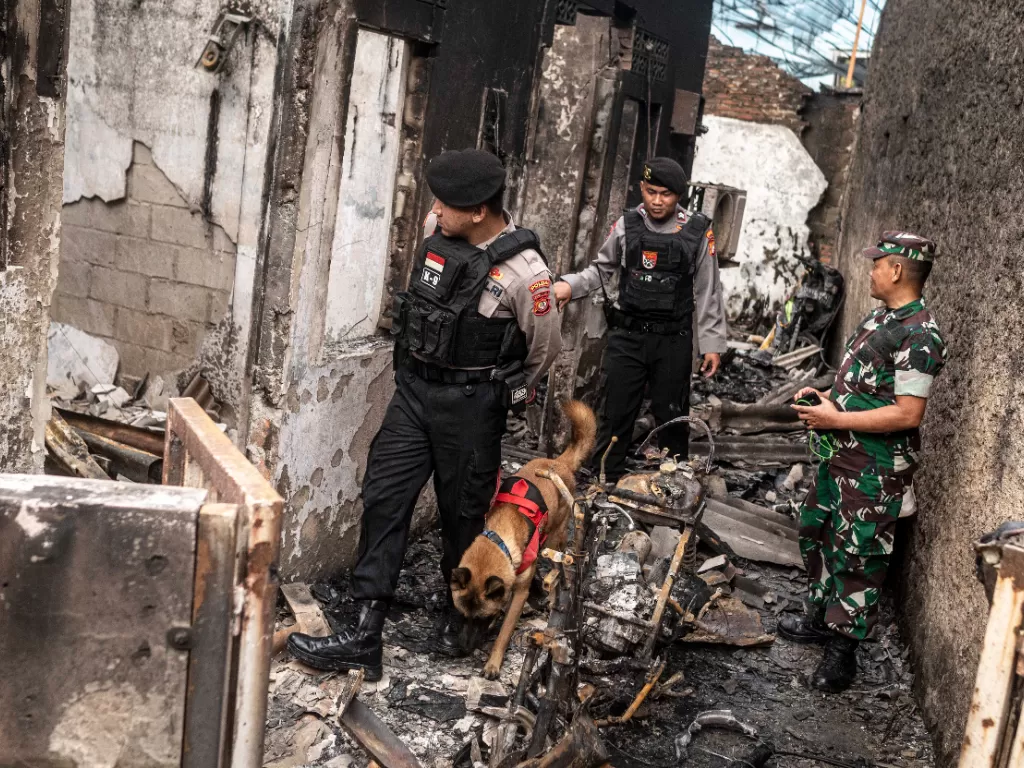 Petugas menyisir rumah terdampak kebakaran Depo Pertamina, Plumpang. (ANTARA FOTO/Aprillio Akbar)