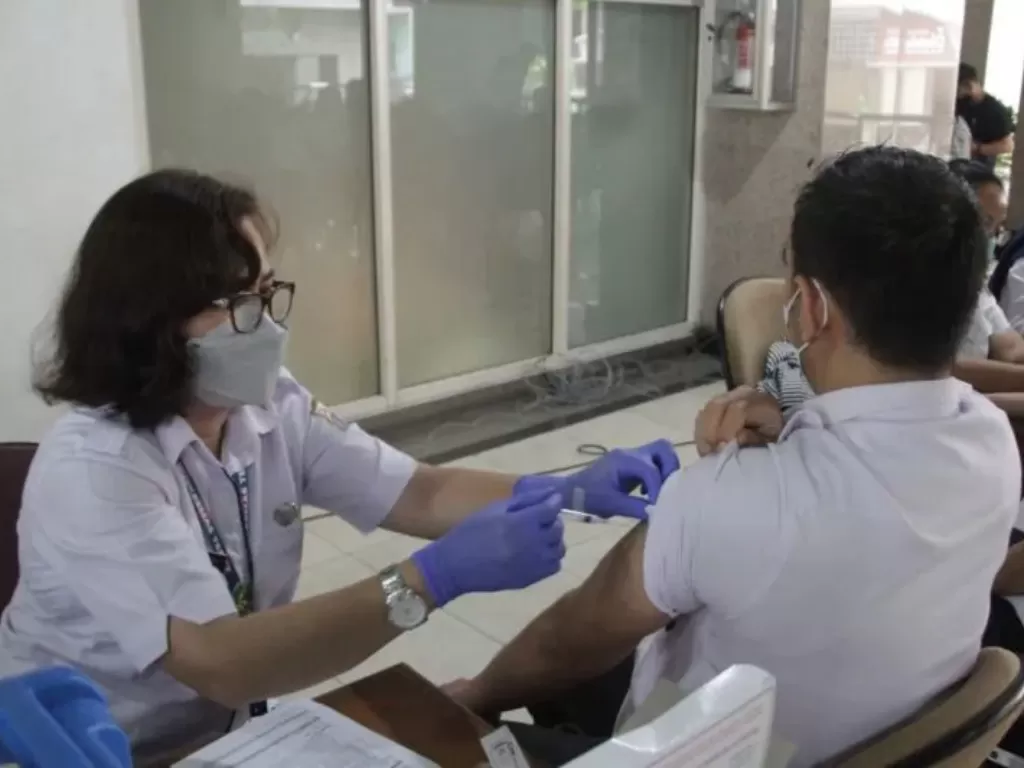 Tenaga medis menyuntikan vaksin COVID-19. (ANTARA/Luthfia Miranda Putri)