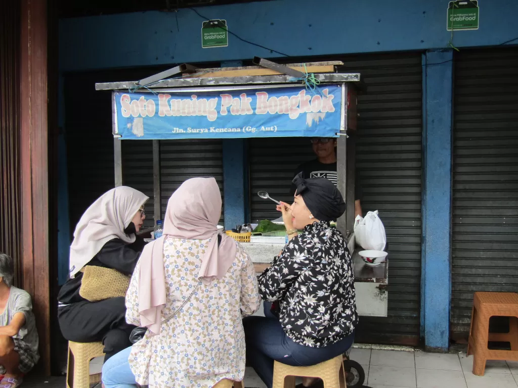 Soto Kuning Pak Bongkok, salah satu street food di Jalan Suryakencana, Bogor. (Z Creators/Vivi Sanusi)