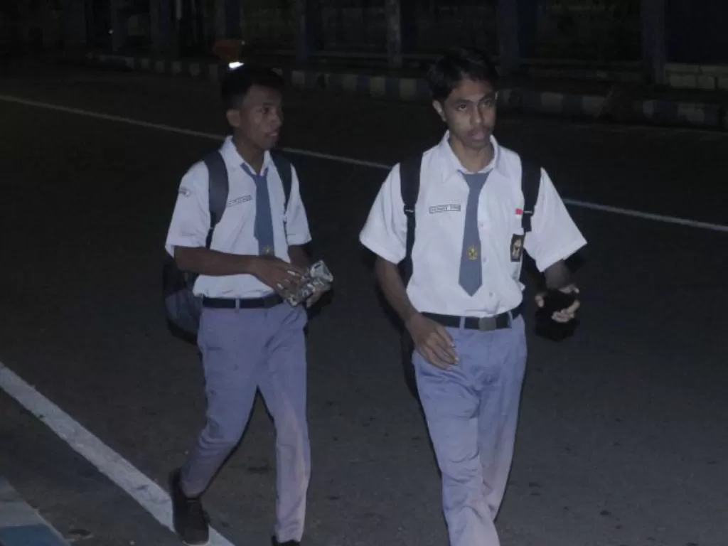 Sejumlah pelajar SMA berjalan kaki menuju sekolah di SMA Negeri I Kupang, di Kota Kupang, NTT, Senin (6/3/2023). (ANTARA/Kornelis Kaha)
