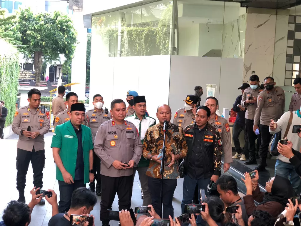 Kapolda Metro Jaya Irjen Fadil Imran (tengah kiri), Ketua GP Anshor Jakarta, M Ainul Yaqin (tengah kanan). (INDOZONE/Samsudhuha Wildansyah).