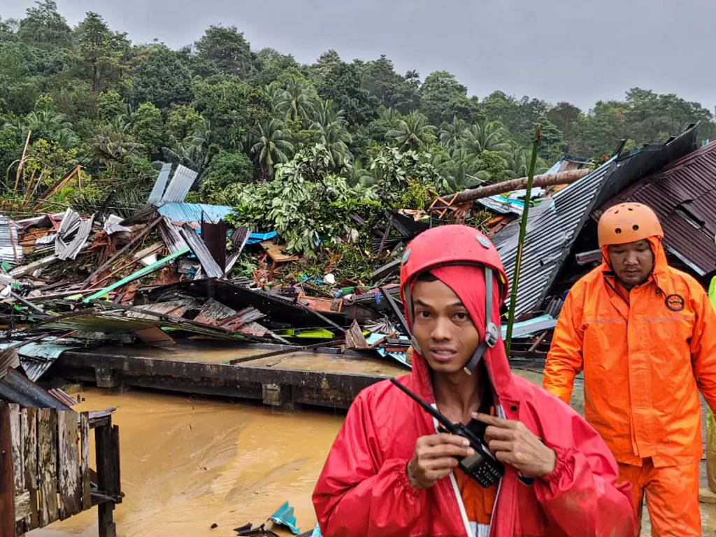Petugas mencari korban longsor di Kecamatan Serasan, Kabupaten Natuna, Kepulauan Riau. (ANTARA FOTO HO Diskominfo Kabupaten Natuna)