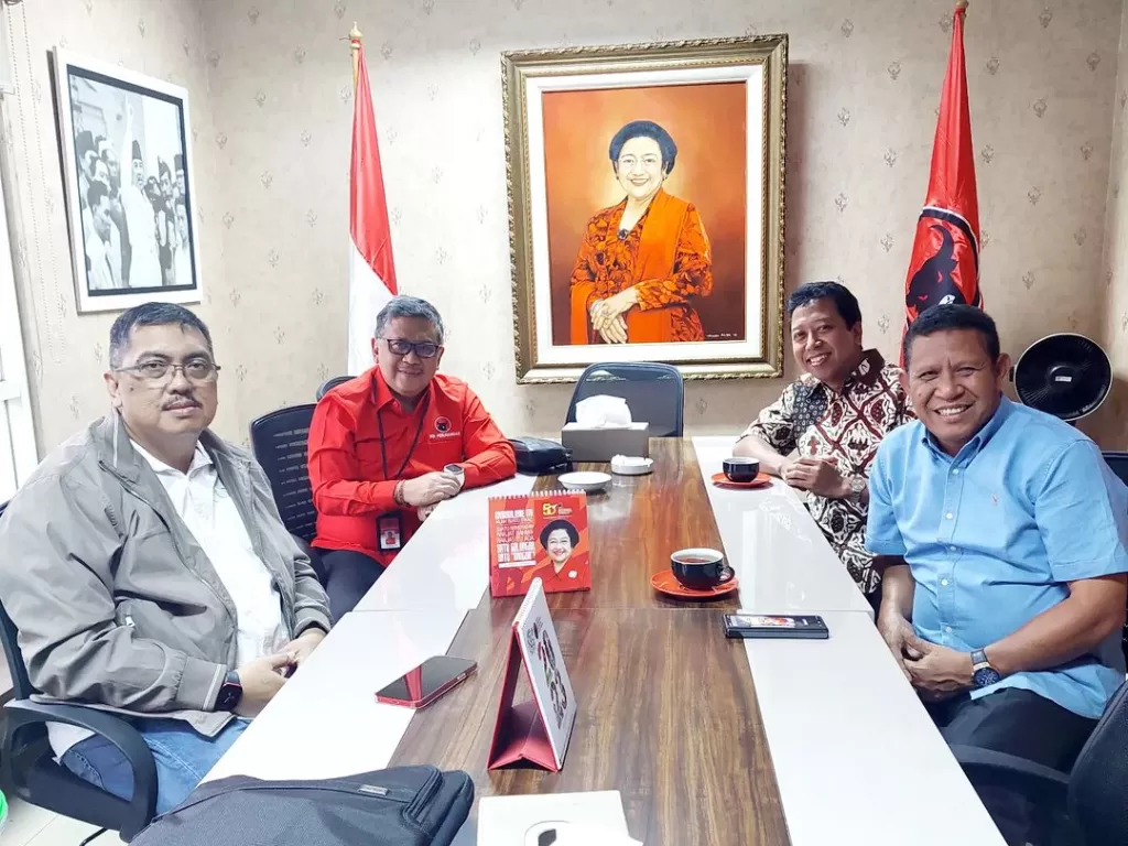 Sekjen PDIP Hasto Kristiyanto (berbaju merah) saat bertemu dengan  Ketua Majelis Pertimbangan Partai Persatuan Pembangunan (PPP) Muhammad Romahurmuziy (baju batik). (instagram/romahurmuziy)