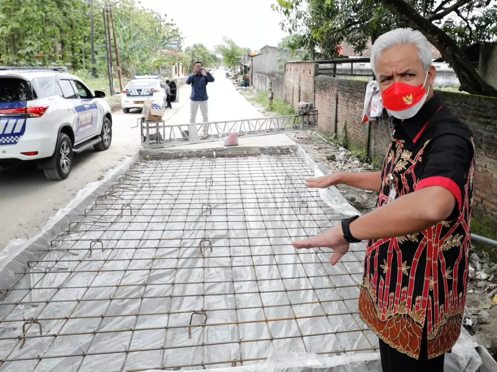 Gubernur Jawa Tengah Ganjar Pranowo saat meninjau perbaikan ruas jalan di Jateng. (Dok Ganjar)