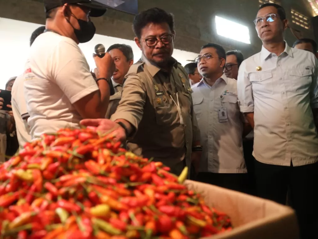Mentan Syahrul Yasin Limpo bersama Pj Gubernur DKI Jakarta, Heru Budi Hartono memastikan pasokan bawang dan cabai merah di Pasar Kramat Jati. (Dok. Kementan)