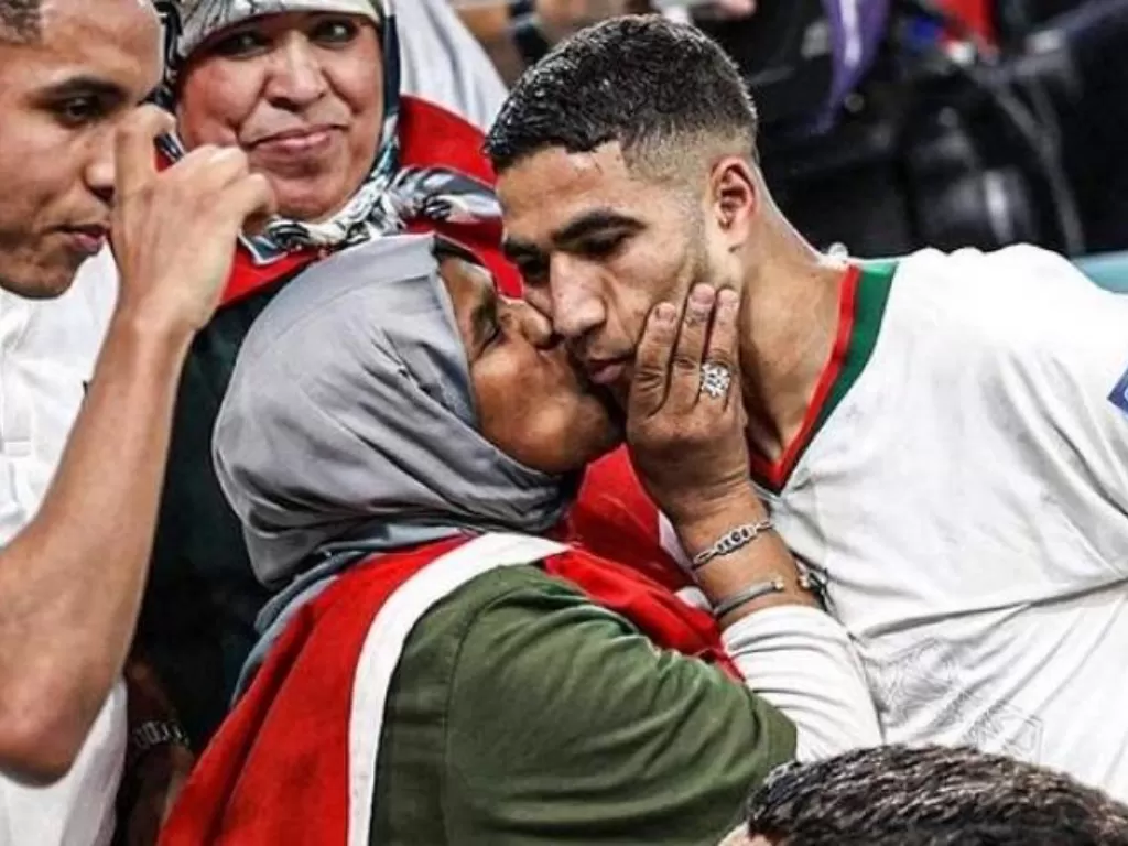 Sang ibunda mencium Achraf Hakimi selepas pertandingan (Instagram/@achrafhakimi)