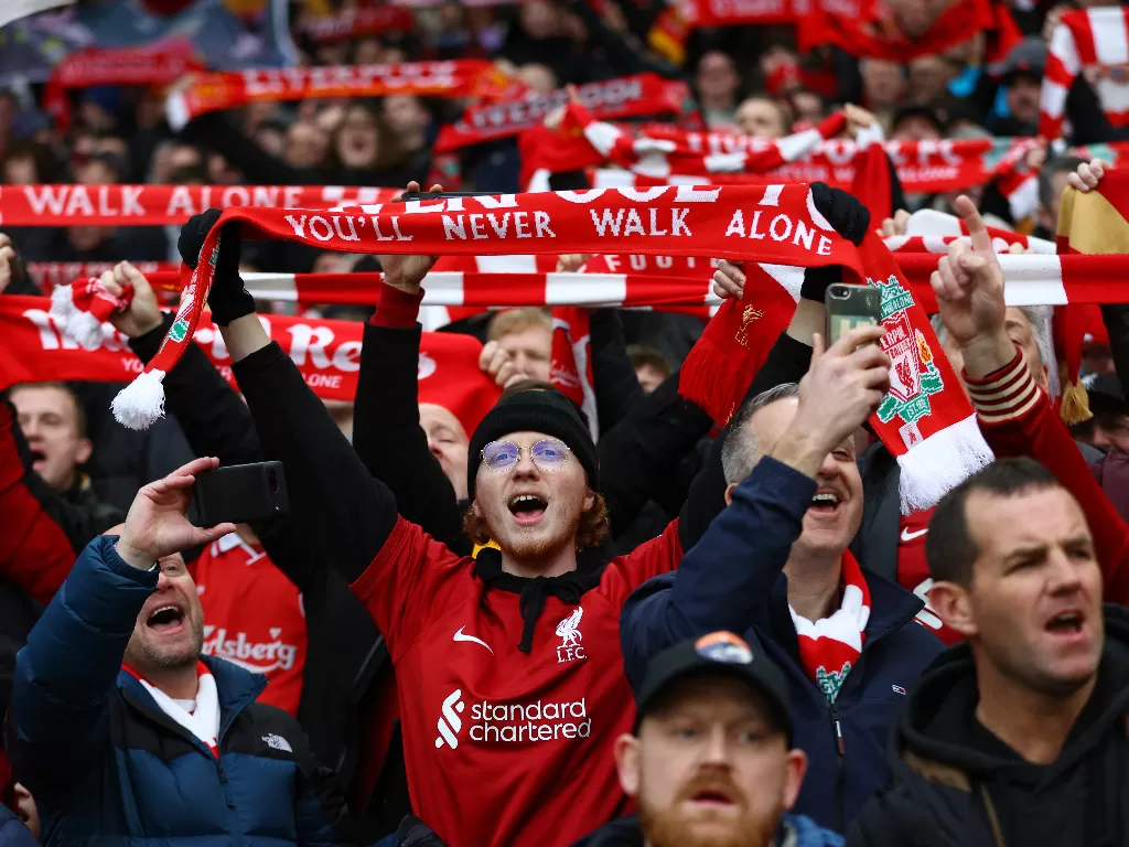 Suporter Liverpool di dalam stadion sebelum pertandingan (REUTERS/Carl Recine)