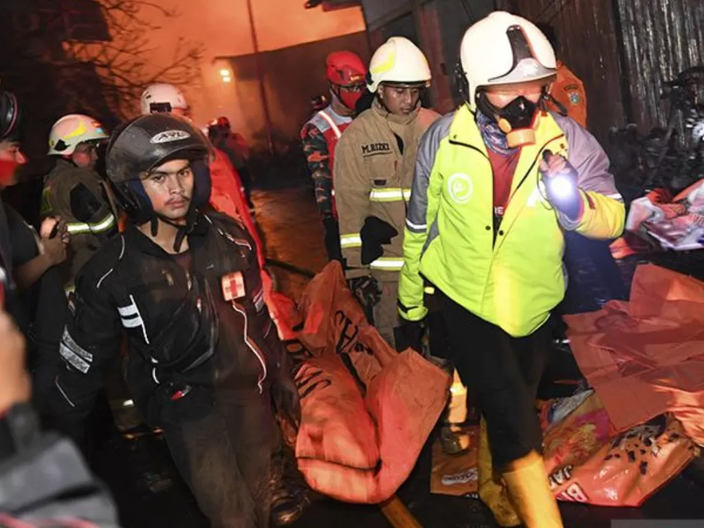 Petugas mengevakuasi jenazah korban kebakaran Depo Pertamina Plumpang di kawasan Jalan Koramil, Rawa Badak Selatan, Koja, Jakarta Utara. (ANTARA FOTO/M RISYAL HIDAYAT)